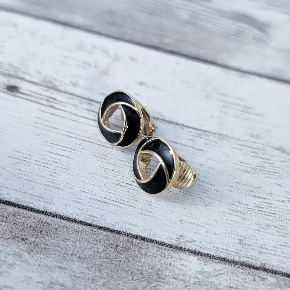 Trifari vintage clip